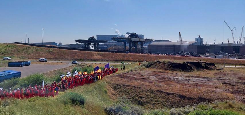 Klimaaktivisten durchbrechen Zaeune bei Tata Steel Innere