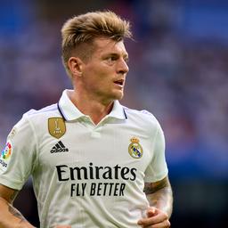 Kroos 33 unterschreibt fuer seine zehnte Saison bei Real Madrid