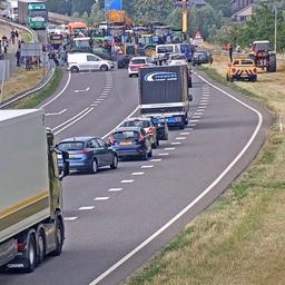 Landwirte blockieren kurzzeitig Bruecke in Rhenen mit Traktoren und verursachen