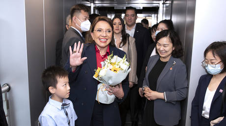 Lateinamerikanischer Staatschef besucht China nachdem er die Beziehungen zu Taiwan