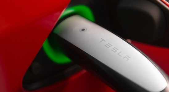 Laut Texas muessen staatlich finanzierte Ladegeraete fuer Elektrofahrzeuge mit Tesla Steckern