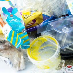 Lebensmittel und Getraenke in Plastik werden durch neue Regeln teurer