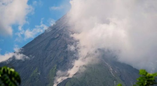 Mayon Der Mayon Vulkan auf den Philippinen spuckt Lava in einer