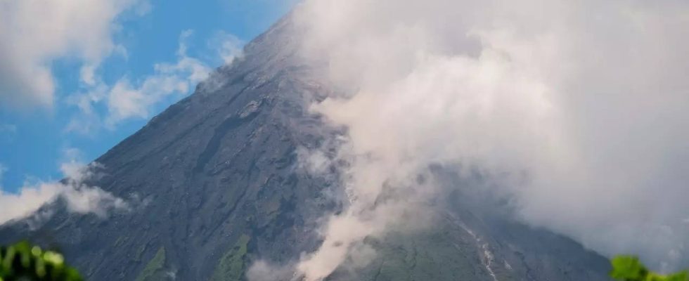 Mayon Der Mayon Vulkan auf den Philippinen spuckt Lava in einer