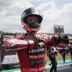 Mehr als 100000 Zuschauer sehen wie Bagnaia beim MotoGP Rennen TT