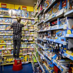 Mit LEGO raetseln oder loslegen Sprechen Sie ueber Spielzeug fuer