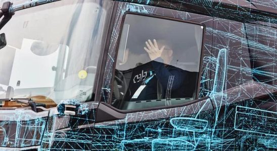 Mit losen Haenden den Kreisverkehr ueberqueren Test mit selbstfahrenden Lkw