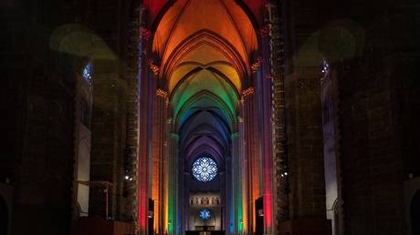 New Yorker Kathedrale „erleuchtet zum Pride Month – World