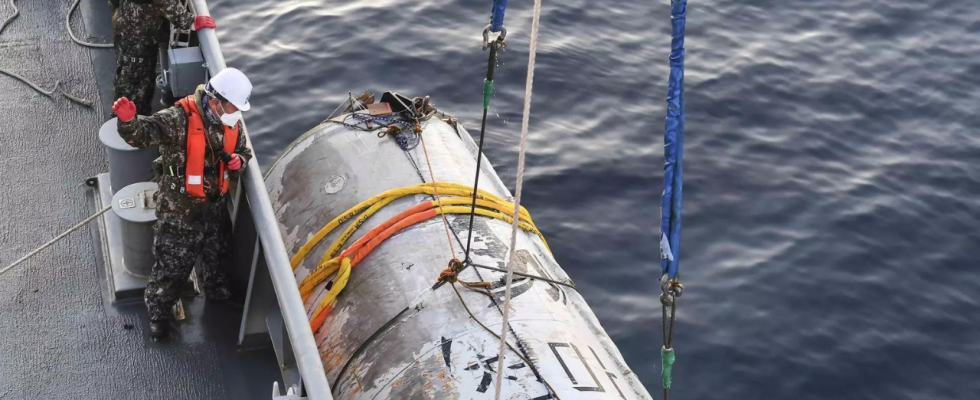 Norden Suedkorea holt einen Teil der Rakete zurueck die beim