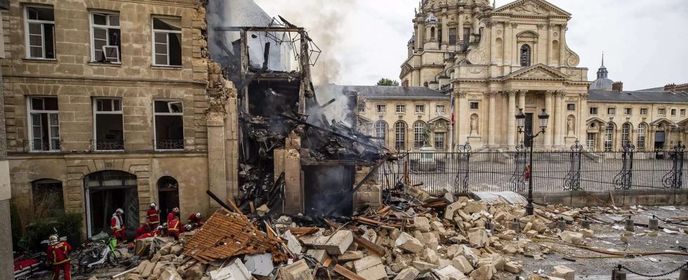 Paris Retter fanden Leiche in den Truemmern eines Pariser Gebaeudes