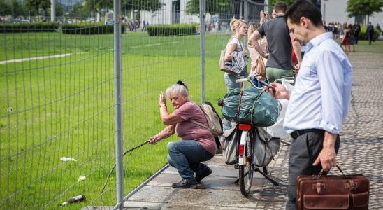 Pfandsammler sind in Berlin ein bekanntes Phaenomen Aus anderen