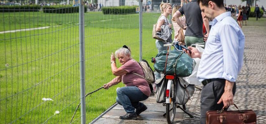 Pfandsammler sind in Berlin ein bekanntes Phaenomen Aus anderen