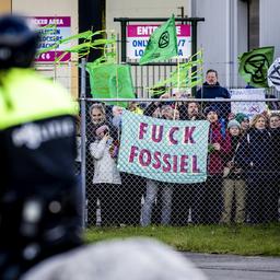 Polizei droht Klimaaktivisten die Zaun durchtrennt haben erkennbar anzuzeigen