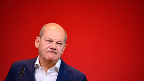 Scholz wird bei Kundgebung seiner eigenen Partei als „Kriegstreiber gebrandmarkt