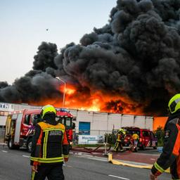 Sehr grosser Brand in Geschaeftsraeumen in Suedholland Ter Aar