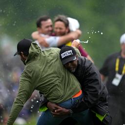 Sicherheitsbeamter schlaegt Golfer der den Sieg eines Konkurrenten mit Champagner