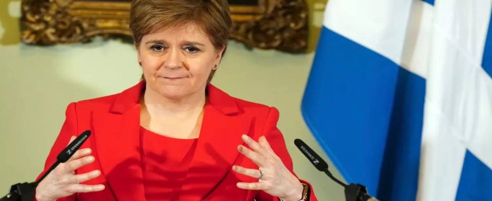 Sturgeon verhaftet und wegen Geldermittlung der Partei freigelassen