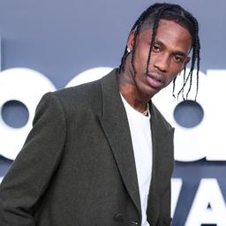 Travis Scott ueberrascht das Publikum mit einem Auftritt waehrend der