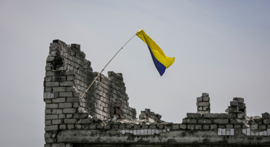 Ukrainische Flagge russische Leichen zeugen vom Vormarsch Kiews in den