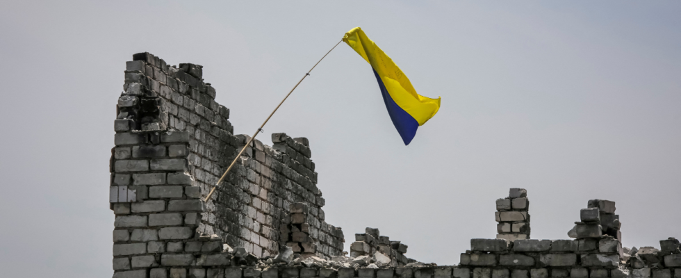 Ukrainische Flagge russische Leichen zeugen vom Vormarsch Kiews in den