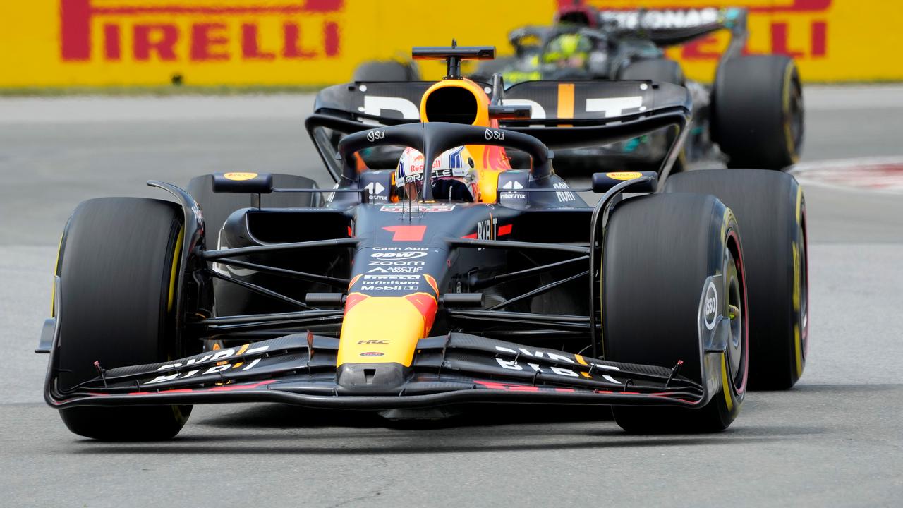 Beeld uit video: Verstappen komt over de finish en evenaart Senna