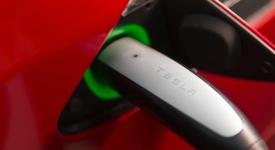 Warum Autohersteller sich beeilen den NACS Stecker von Tesla einzufuehren