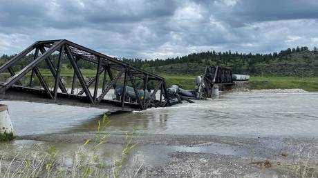 Zug mit Chemikalien rutscht in den Montana River – World