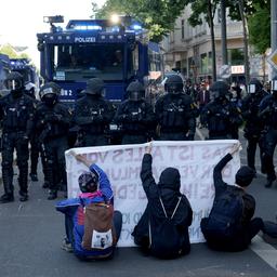 Zusammenstoesse zwischen Polizei und linksextremen Demonstranten in Leipzig Im