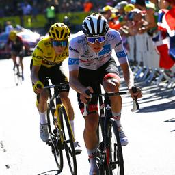 Zuschauer der Tour de France koennen Gespraeche zwischen Fahrer und