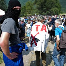 Zwoelf Polizisten bei Klimaprotest gegen Eisenbahnbau in Frankreich verletzt