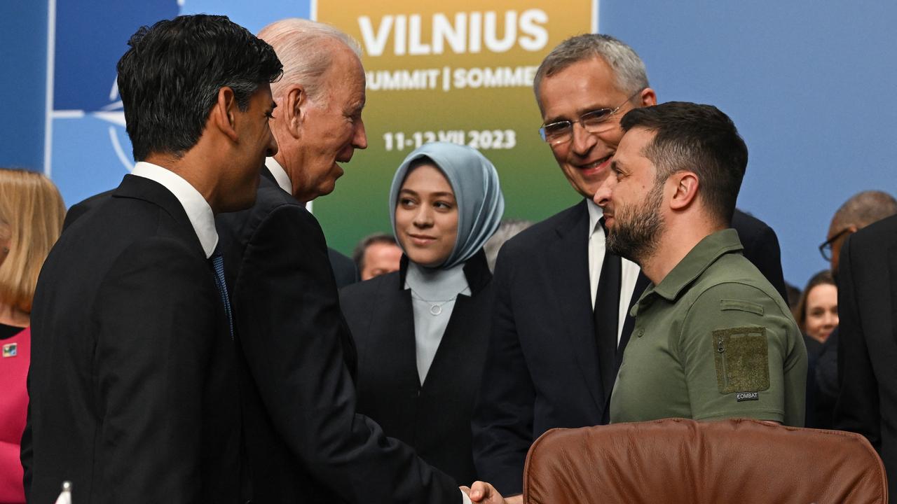 Beeld uit video: Zelensky schudt handen met Biden op NAVO-top