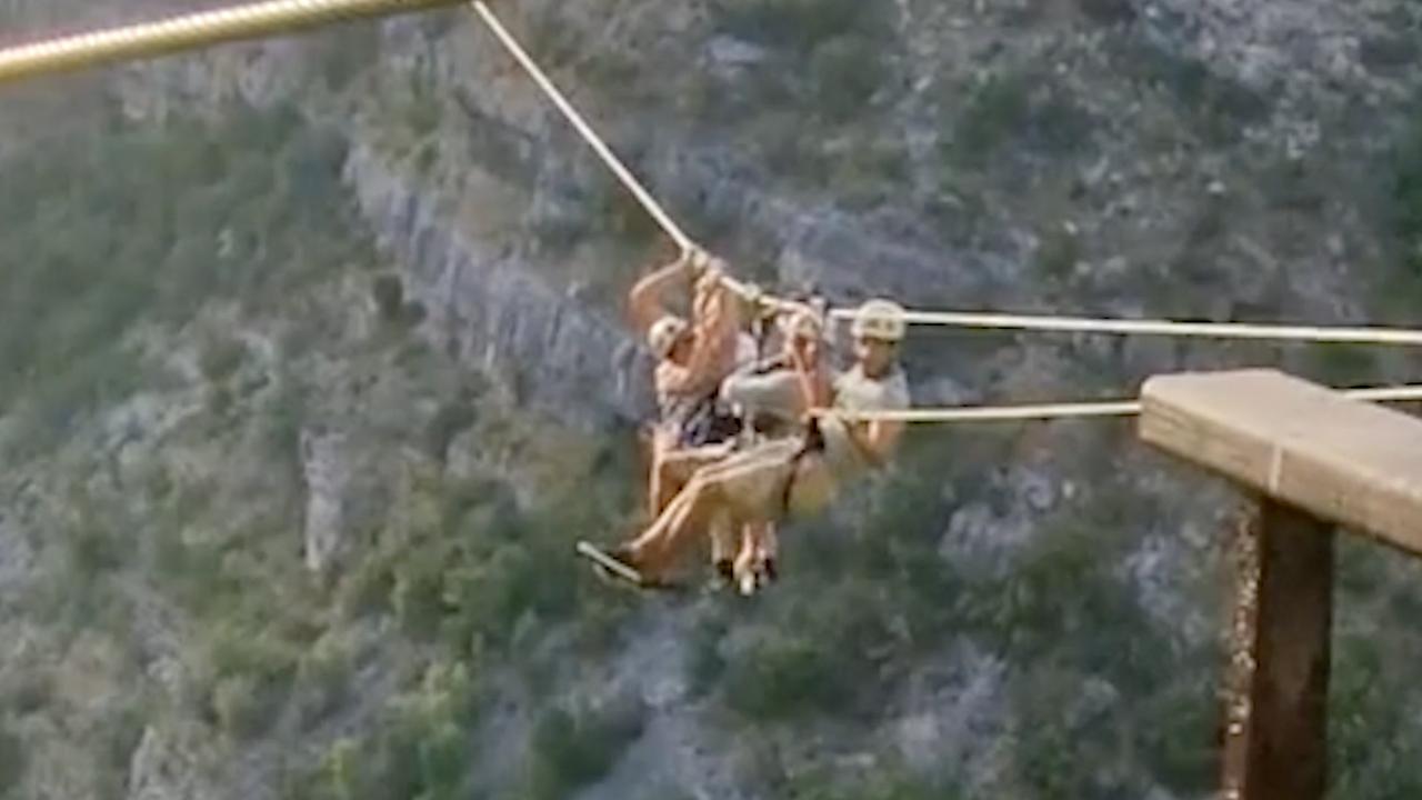 Beeld uit video: Vrouw hangt anderhalf uur aan tokkelbaan boven ravijn in Kroatië