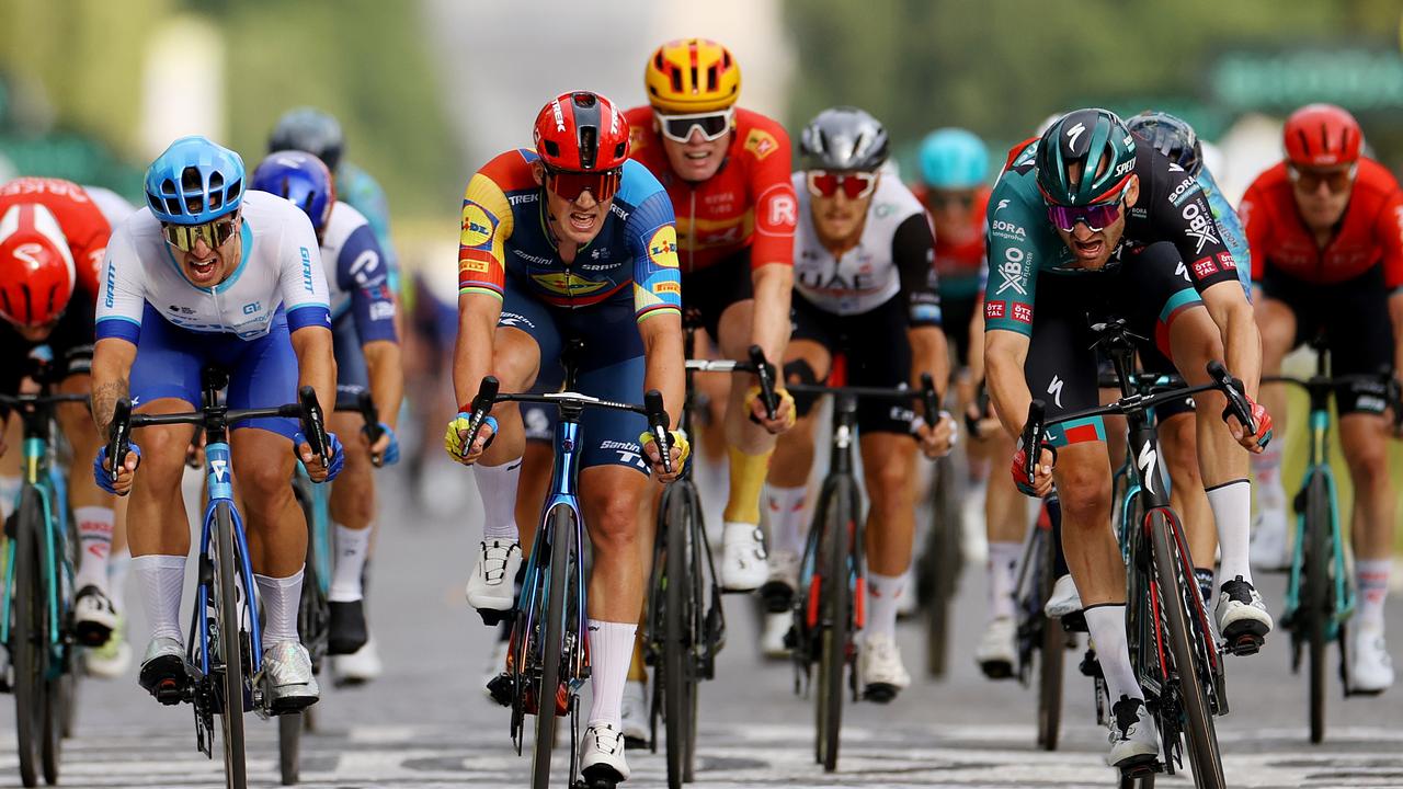 Beeld uit video: Bekijk de verrassende sprintzege van de Belg Meeus op de Champs-Élyées