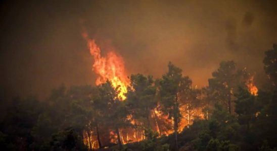 30000 Menschen wurden evakuiert als auf der griechischen Insel Rhodos