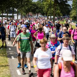 Aeltester Teilnehmer der Viertagemaersche verpasst den Zug darf aber wieder