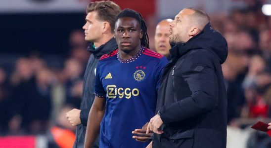 Ajax verkauft Bassey nach einer gescheiterten Saison an Fulham und