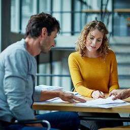 Arbeitgeber koennen einen Zuschuss erhalten um schutzbeduerftigen Menschen bei der