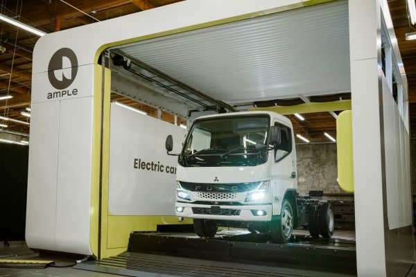 Ausreichend um den Austausch von Elektrofahrzeugbatterien bei Mitsubishi Lkw in Japan