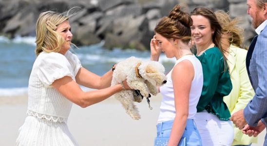 Backstage bei Oranjes Fotosession ein wilder Hund und Alexia beeindruckt