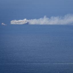 Brennendes Frachtschiff wegen Wind aus Suedwest vorerst nicht bewegt