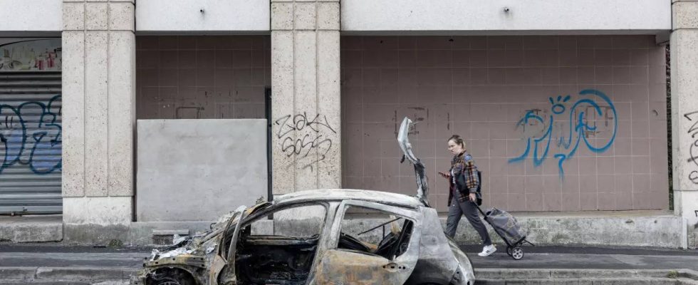 Demonstranten in Frankreich widersetzen sich dem Verbot gegen Polizeigewalt zu