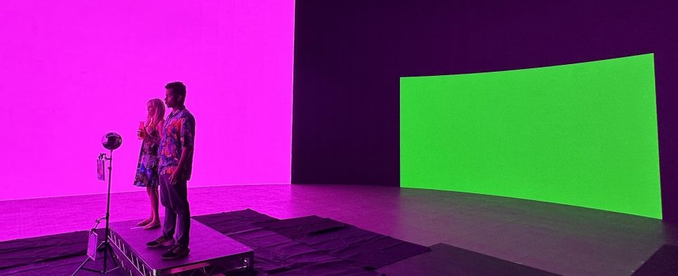 Der KI gestuetzte Greenscreen von Netflix taucht Schauspieler in atemberaubendes Magenta