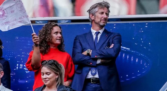 Der ehemalige Ajax Direktor Edwin van der Sar liegt nach einer