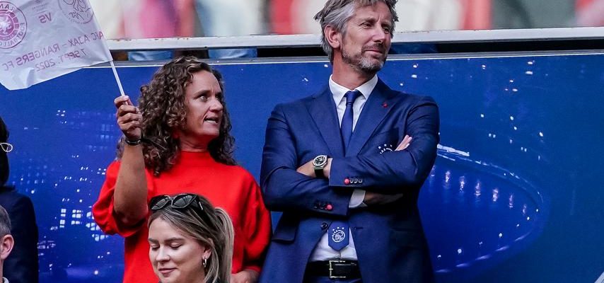 Der ehemalige Ajax Direktor Edwin van der Sar liegt nach einer