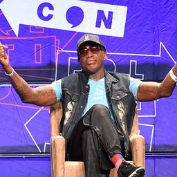 Der ehemalige Basketballspieler Dennis Rodman hat das Gesicht seiner Freundin