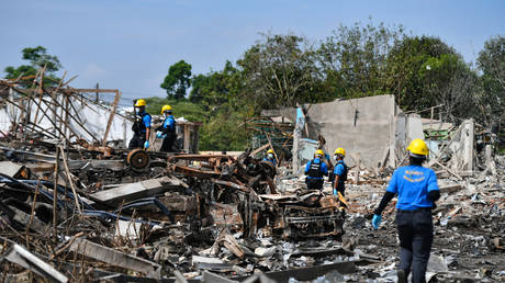 Dutzende Tote bei Explosion in Feuerwerkslager – World