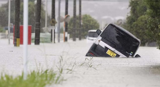 Ein Toter als Japan im Suedwesten vor dem „staerksten Regen