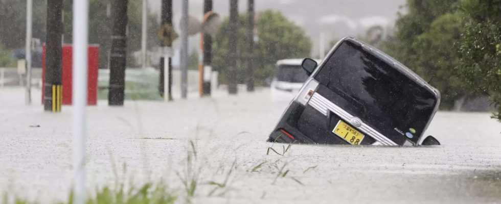 Ein Toter als Japan im Suedwesten vor dem „staerksten Regen