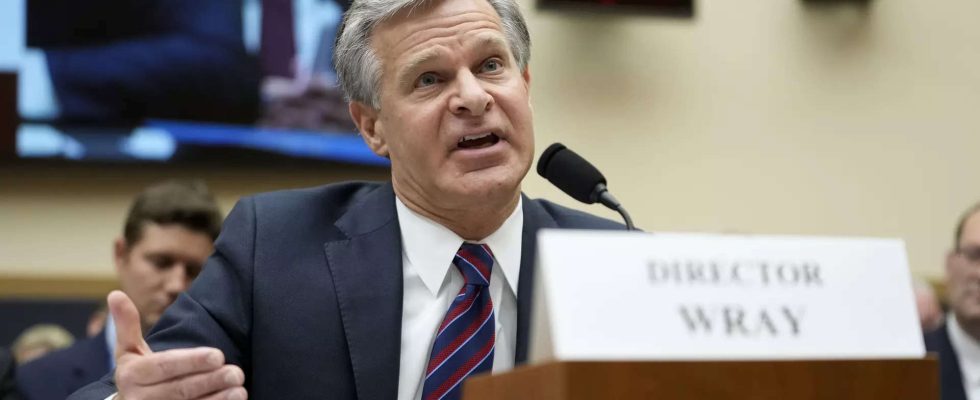 FBI Direktor Chris Wray verteidigt das „echte FBI gegen die