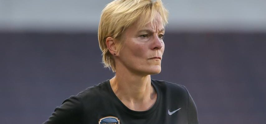 Fussballtrainerin Vera Pauw wurde 2018 von einem Mitarbeiter bedroht „Schiess